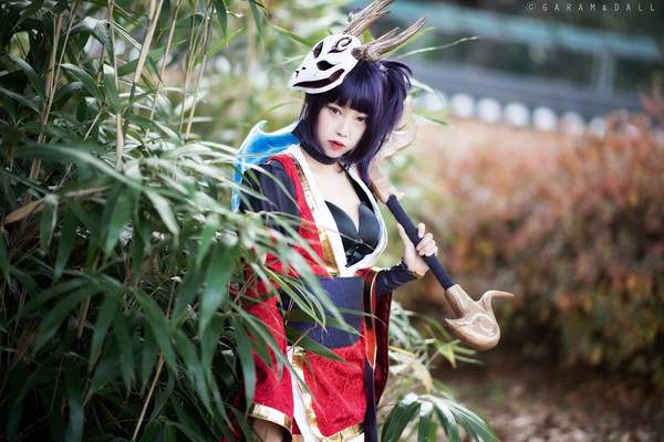 韩国小姐姐cos《英雄联盟》鬼舞姬 眼神凌厉,来势胸胸