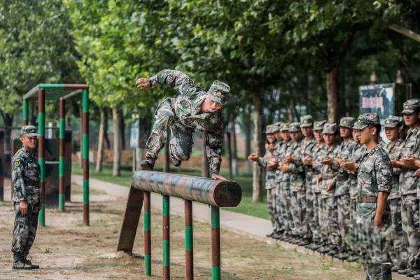 肺,那么400米障碍跑磨练得是皮肉和灵魂,因为要完成所有科目相当困难