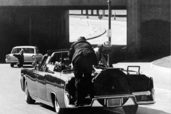 肯尼迪被刺杀当日，克林特第一时间冲向敞篷车。（图：《太阳报》）