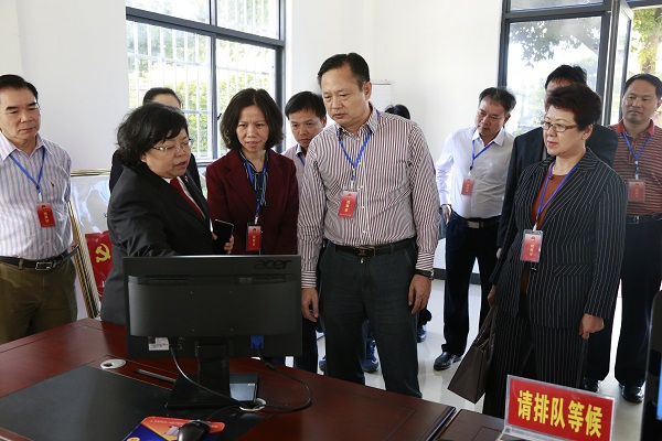 北海市人大常委会常务副主任伍国辉一行到北海法院视察