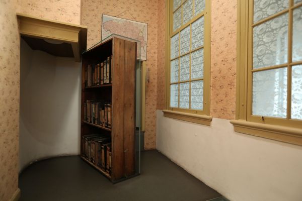 可以移动的书架曾经为安妮·弗兰克一家藏身提供了掩护.