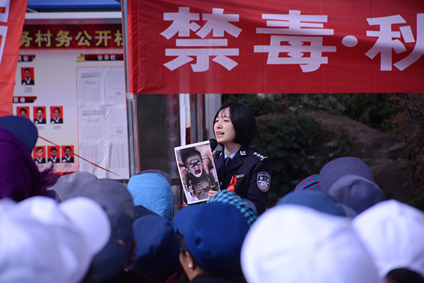 民警向村民介绍艾滋病防治。