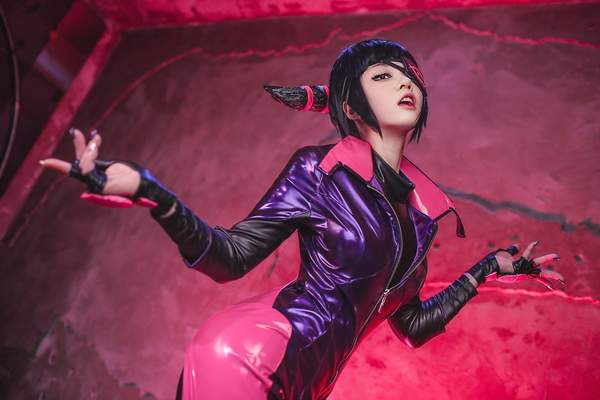 韩国美女miyuko cos《街霸》朱莉 眼神邪魅,放荡不羁