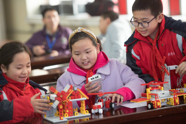 青年路小学举办创客节小学生携编程机器人3d打印技术亮相