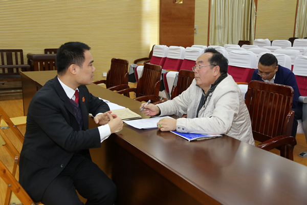 执行法官组织双方当事人进行调解 图:黄明强12月17