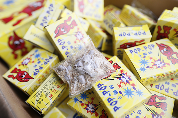 货车司机谎称装的是玩具,436箱"摔炮"非法入沪时被扣押