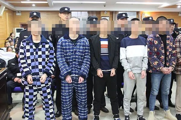 刚刚万州法院公开宣判一恶势力犯罪集团刑事案件,最高判了11年8个月!