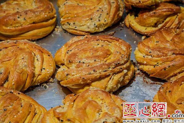 刚刚烤制出来的油酥馍
