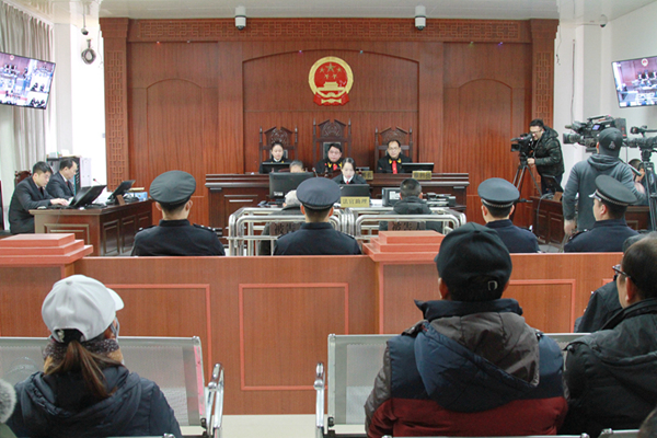 庭审现场被告人兰永固(右一),覃英(左一)在庭上