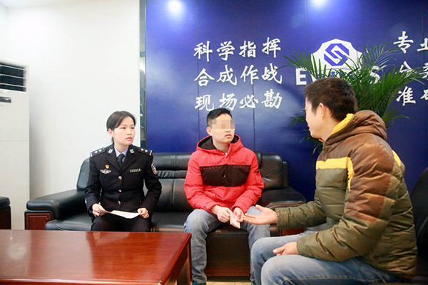 小黃到公安局領到了自己轉錯的3000元。恩施市公安局供圖