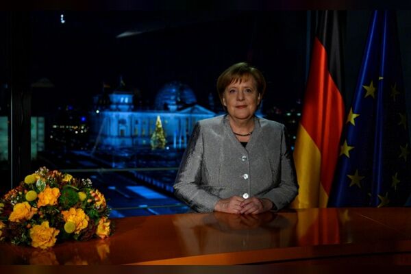 图为德国总理默克尔在录制新年致辞后发布的照片