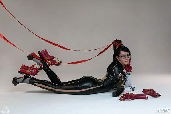 俄罗斯美女cos《猎天使魔女》贝姐 冷艳御姐口含棒棒糖