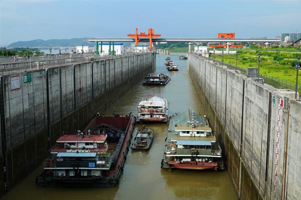 珠航局西江航运干线长洲枢纽船闸货物通过量突破13亿吨图