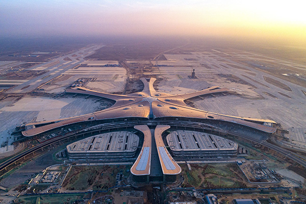 2018年12月19日，北京大兴国际机场航站楼的屋面已基本完工，一只金色“凤凰”完整地出现在北京城南。视觉中国 资料