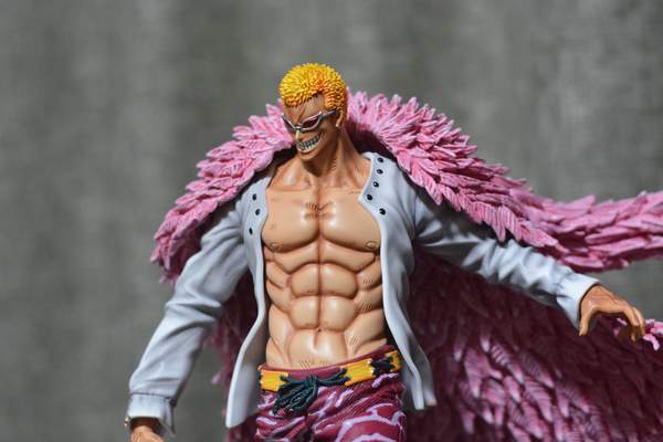 海贼王多弗朗明哥雕像细节精致骚粉披风超吸睛