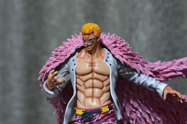 海贼王多弗朗明哥雕像细节精致骚粉披风超吸睛