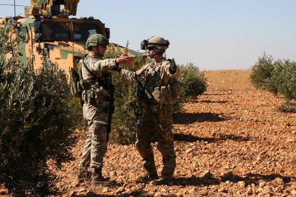这是2018年11月1日，美军士兵和土耳其士兵在叙利亚曼比季执行联合巡逻任务。新华社 路透社