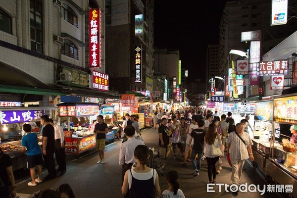 韩国瑜当选后，六合夜市生意比以往好了三成。（图片来源：台湾“东森新闻云”）