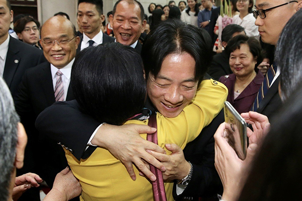 赖清德（中）卸任“行政院长”，与“行政院”职员拥抱道别。（图片来源：台湾《联合报》）