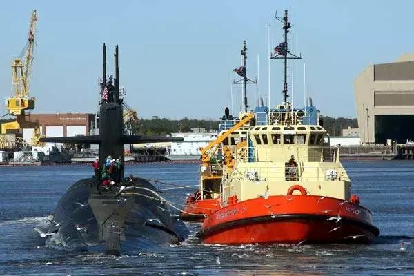 ▲资料图片：美国海军弹道导弹核潜艇“罗德岛”号（SSBN 740）正在被拖船带回“金斯湾”潜艇基地进行维护。（美国海军技术网站）