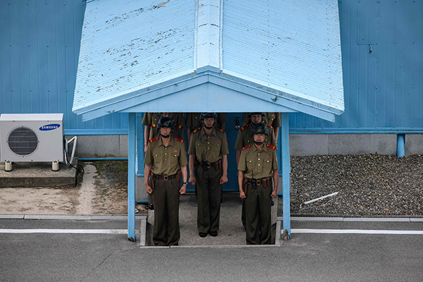 当地时间2018年6月11日，板门店，朝鲜士兵在非军事区（DMZ）朝鲜一侧站岗。视觉中国 资料