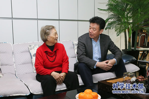 科学技术部领导看望外国老专家和外国老专家家属