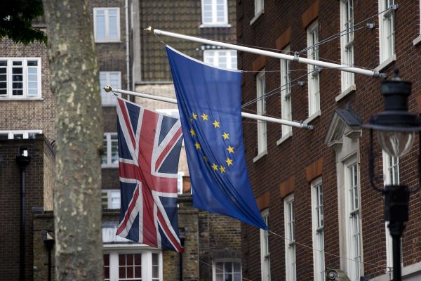在英國倫敦拍攝的歐盟旗幟（右）和英國國旗。