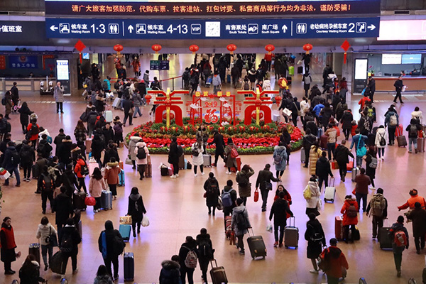 2月1日，旅客在北京西站进站乘车。当日，中国铁路北京局集团有限公司预计发送旅客103万人。随着春节假期临近，铁路迎来春运客流高峰。新华社 图