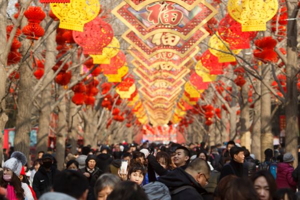 2月5日，大年初一，民众在北京地坛公园逛庙会。（路透社）