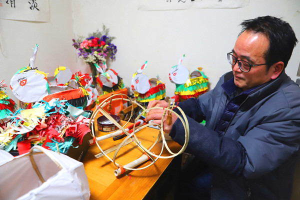 喜迎元宵节民间艺人手工扎兔子灯