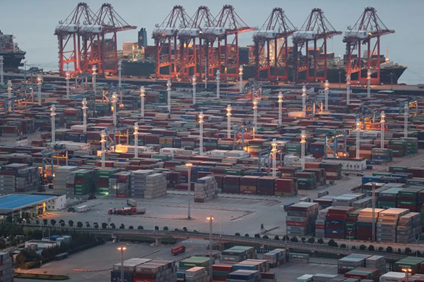 宁波港集装箱码头。