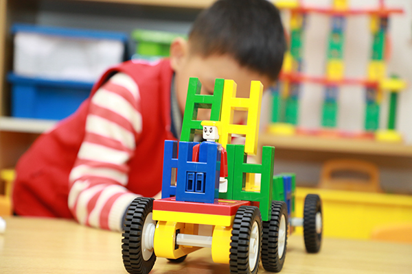孩子在组建模型小车，据徐才介绍，这套积木结构功能非常强大，主要锻炼孩子对于结构的把控能力。 来源：受访者 徐才 提供
