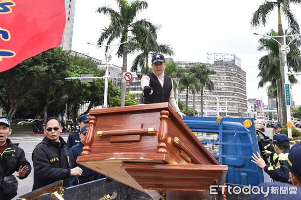 　统一促进党张安乐等人带棺材前往“立法院”抗议。（图片来源：台湾“东森新闻云”）