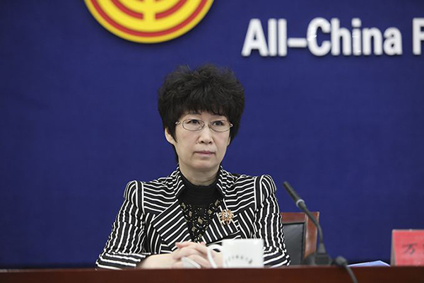 发言人、宣教部副部长万珍丽出席发布会。中华全国总工会网站图片