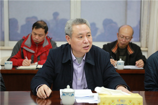 陈鸿起主持会议并讲话.