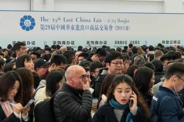 华交会 上几双手套,折射中国日用消费品行业逆