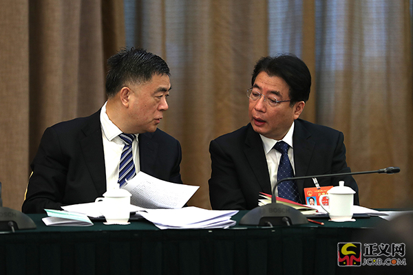 检察日报记者张哲 摄全国人大代表史文清(左)和全国人大代表魏后凯