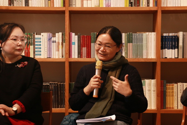 随着近四五年来,人们自觉关注女性问题的热潮,贺桂梅肯定了"我们时代