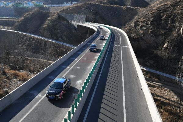 1月22日山西省五盂高速阳泉段，搭载了百度“阿波罗”平台的自动驾驶数据采集及测试车辆正在进行无人驾驶测试。（新华社）
