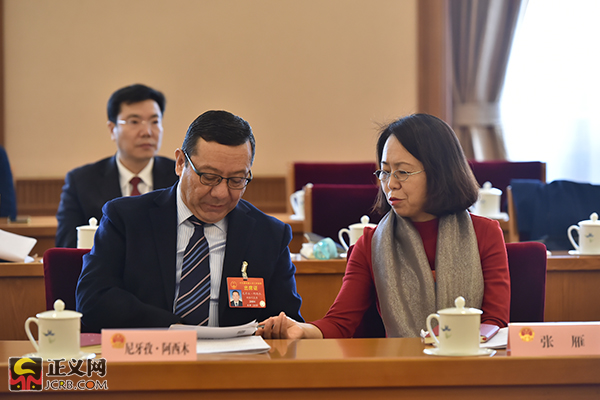 程丁 摄全国人大代表王艳清(左一),全国人大代表库尔玛什·斯尔江(中)