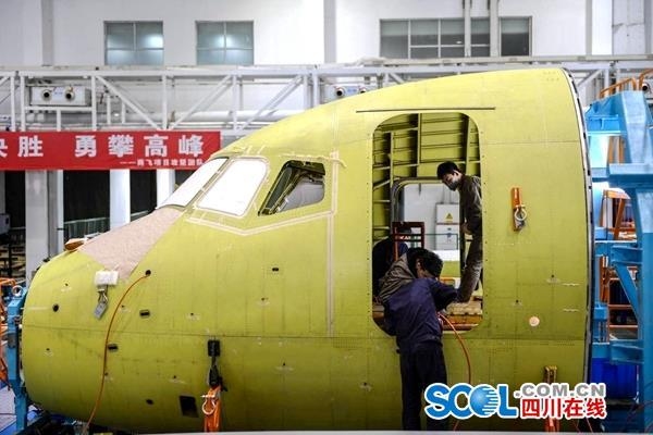 摄影:杨树航空工业成飞民机副总工程师唐建中说,今年两条arj21机头