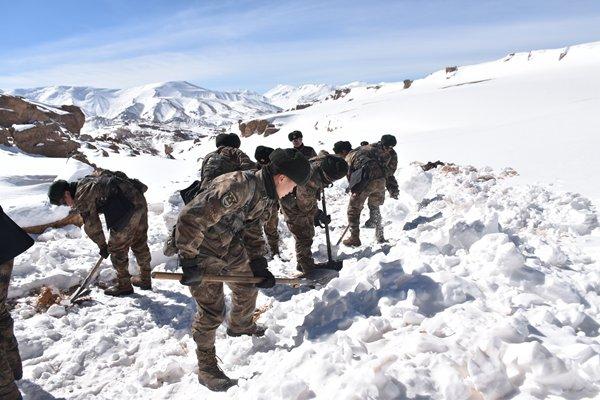 新疆军区某团天文点边防连官兵踏雪执行巡逻任务