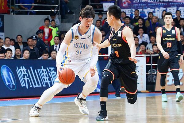 常规赛MVP+季后赛出色表现,今年是王哲林去N