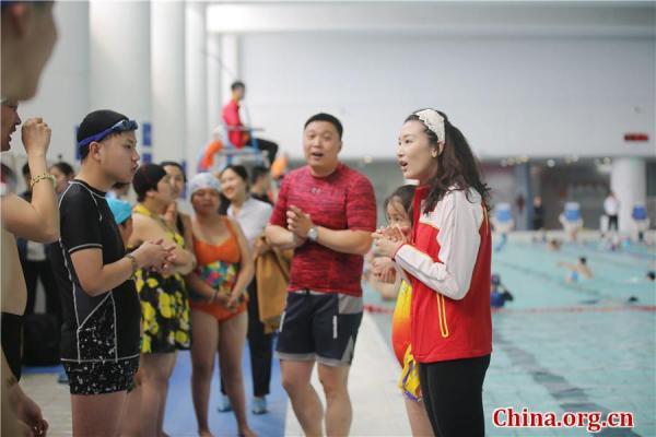 花样游泳名将陈晓君带领"星星的孩子"畅游水立方