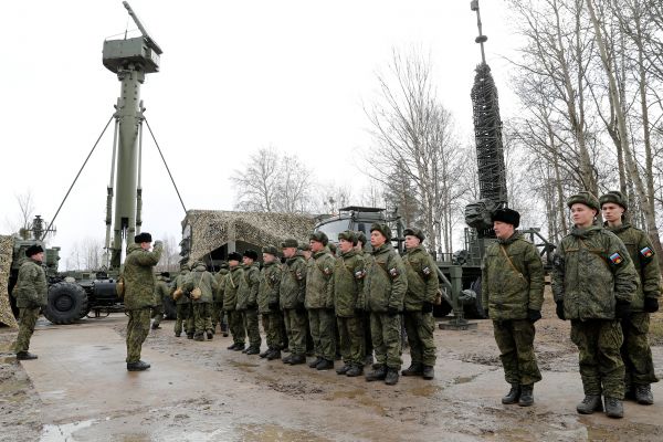  3月11日，俄罗斯在加里宁格勒附近一军事基地部署S-400导弹防御系统。（路透社资料图片）