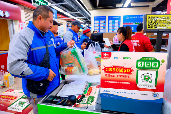 图说:达达骑手在门店取货 采访对象供图