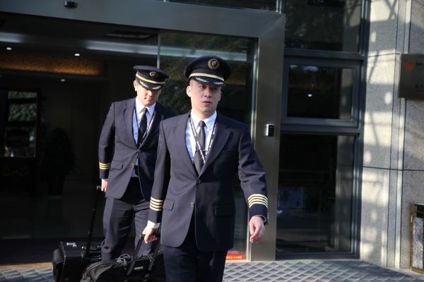 国航重庆胡启明:有"快乐魔法"的年轻机长|国航_新浪财经_新浪网