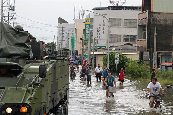 蔡英文于2018年8月29日在嘉义县搭云豹甲车勘灾。（图片来源：台湾“中时电子报”）