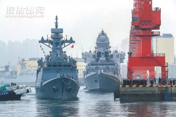 ▲4月21日，来华参加中国人民解放军海军成立70周年多国海军活动的外国海军舰艇陆续抵达青岛。（国防部网）