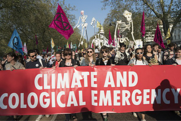 民众走上街头，参加“气候变化”抗议活动。（图：英媒）